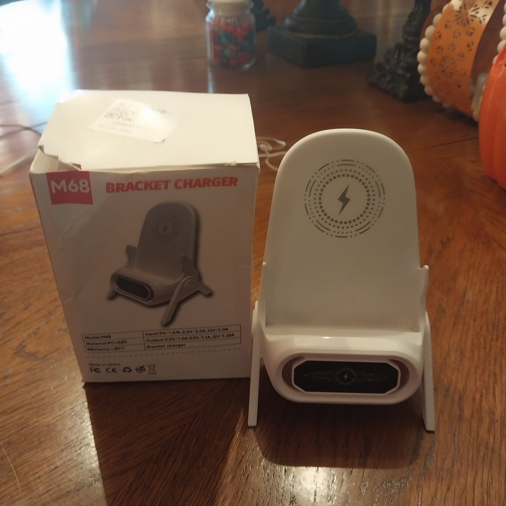 White M68 Bracket Charger